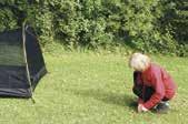 3 Justera linsträckaren så linan är så lång som möjligt och fäst den i marken.