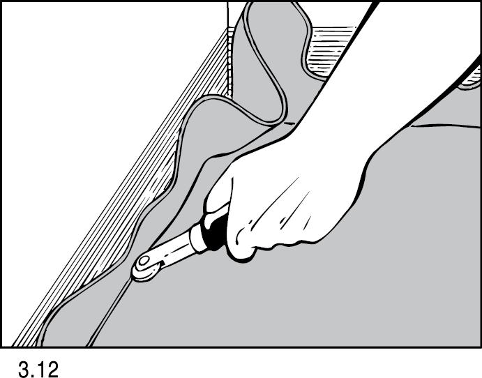 11 Runt rör-/rörhylsor intill vägg snittas mattan upp och pressas mot röret/rörhylsan. Snittet lägges enl. streckade linjerna i figuren.