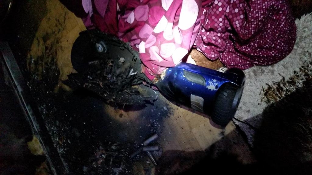 3.2.1 Olycksorsak Exakt brandorsak är inte klarlagd men branden har startat i samband med laddning. Figur 2: Pilen visar batterier som kastats ur i samband med branden. 3.3 Räddningsinsatsen 3.3.1 Utlarmning och framkörning Klockan 01.
