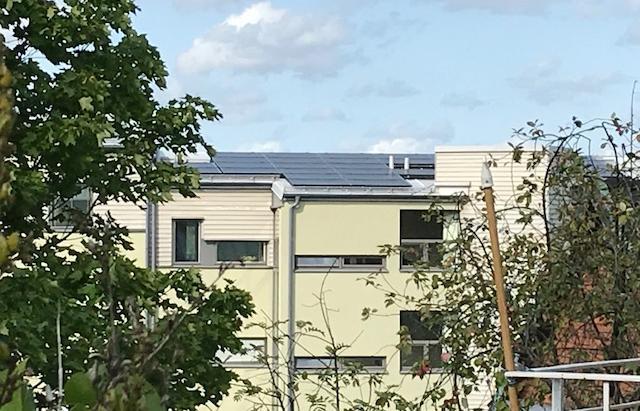 Brf Vinterviken har en garanterad solelproduktion Fakta om Brf Vintervikens solcellsanläggning Installationsår: 2018 Solcellernas effekt: ca 38 kw Bostadsrättsföreningen Vinterviken i Stockholm