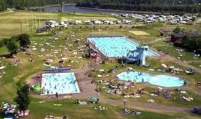 Här spelas Fotboll, Brännboll och här är Start/Mål för all Löpning. Här finns även möjlighet till tempererat bad, go-cart, minigolf, tennis etc.