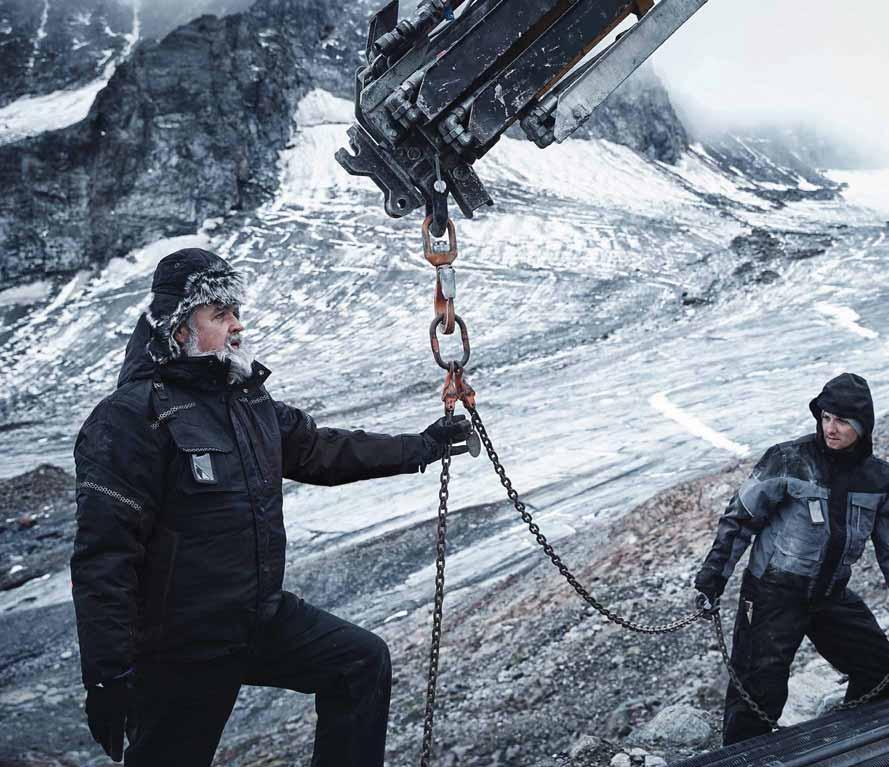 09 4881 VIND/VÄTA/KYLA HANTVERK VINTERJACKA # 1810 VINTERBYXA # 2016 SKOTERMÖSSA # 2266 FODRAD ARBETSHANDSKE # 4886 VINTERJACKA MED GLACIÄREN SOM ARBETSPLATS Snön sprutar efter varje slalomsväng.
