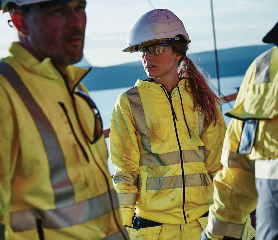 10 3347 DAM VARSELTRÖJA MED LUVA DAM # 1543 VARSELBYXA DAM INSPIRERAD AV STOLTA HANTVERKARE Är det fler tjejer som väljer att bli hantverkare? Statistiken visar små förändringar, men de finns.