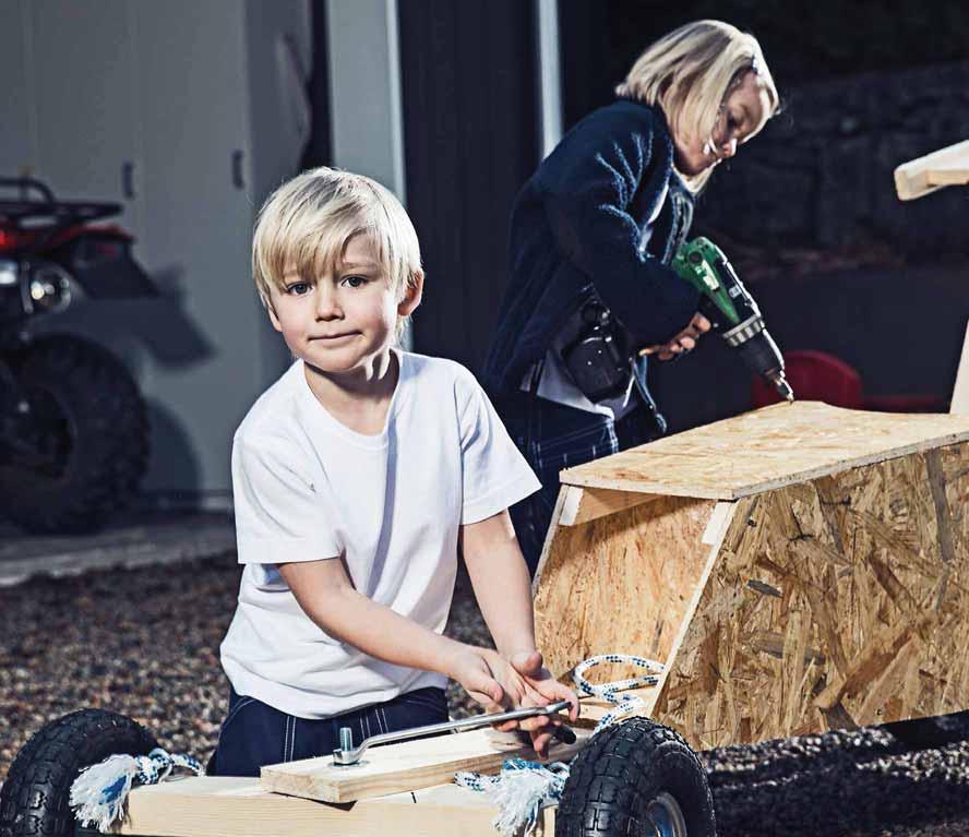 11 1544 BARN HANTVERKSBYXA BARN # 4879 PILEJACKA BARN # 8802 T-SHIRT BARN PROFFSKÄNSLA HELA VÄGEN Drömmen om att bli ett riktigt proffs på något kan vara som starkast första dagen i ett par nya
