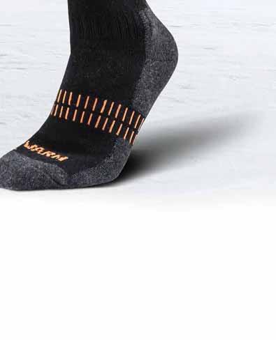 Sockorna kontrollerar värme, absorberar fukt och har ett isolerande skikt av luft mellan fot och sko.