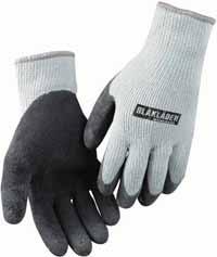 HANDFLATA: Förstärkt handflata. Skålformad handflata. OVANHAND: Extra kraftigt hjortskinn. Stretchcanvas med vattenavvisande beläggning på ovanhanden. FINGRAR: Sömlösa fingertoppar.