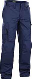 56 INDUSTRI/SERVICE SERVICE 100% BOMULL 1400 SERVICEBYXA 1370 100% bomull, twill, 370g/m² C44-C62, C146-C156, D84-D124 DETALJER: Gylf med metallblixtlås. Hällor, varav en med D-ring. Plastknappar.