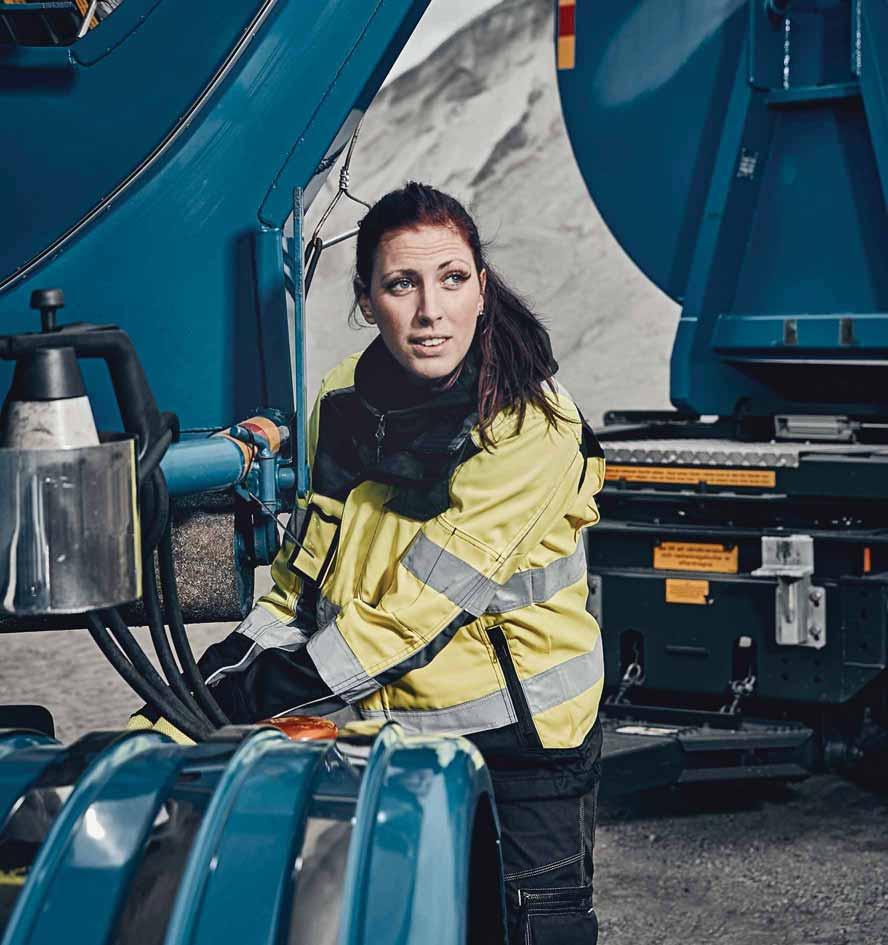 170 GRADER PÅ VÄG En bil kommer lastad. Och den väger 56 ton. Baljan på släpet är fylld med 170 grader varm asfalt som ryker och puttrar.