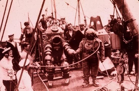 Om 1-atmosfärsdräkter Från The Commercial diver network album. På bilden ses J Peress 1-atmosfärsdräkt Tritonia i samband med dykningarna på Lusitania 1935.