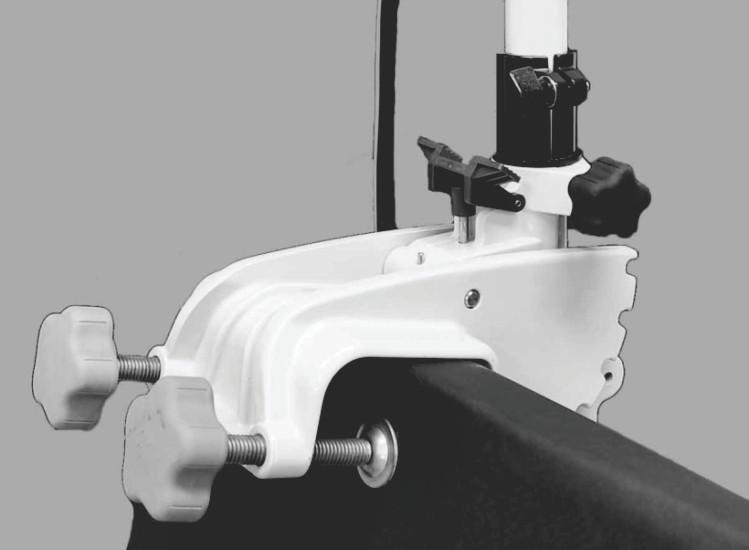 INSTALLATION OCH DRIFT AV TROLLINGMOTOR 1. Ändra drivvinkeln eller luta trollingmotorn genom att trycka ned tippspärrens avlastningstapp medan du samtidigt drar i trollingmotorns motor/huvud.