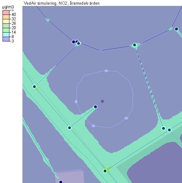 Figur 13. T.v. i denna haltberäkning av NO 2 årsmedel har emissionerna från parkeringshuset beskrivits som en punktkälla med centrum vid den röda pricken. T.h. här har utsläppen istället beskrivits med hjälp av vägar som omringar parkeringshuset.