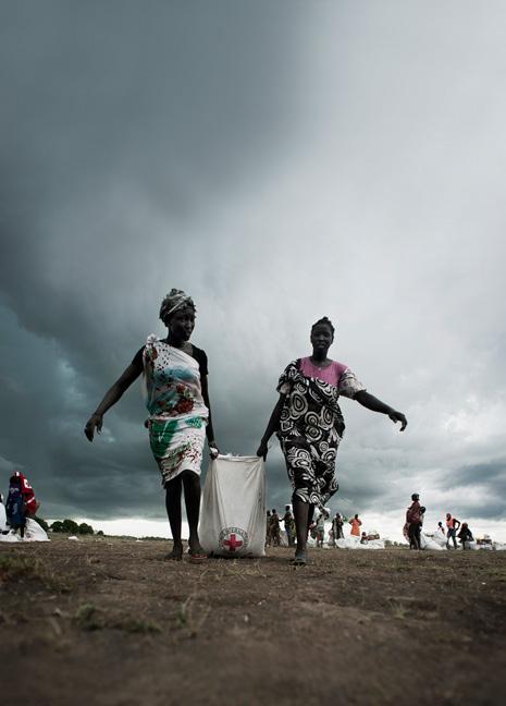 Kris och katastrof Ett år av stora krisinsatser 60 000 människor på flykt i Sydsudan fick matpaket 37 285 barn i Syrien fick vinterpaket med varma kläder När kriser och katastrofer sker är Röda