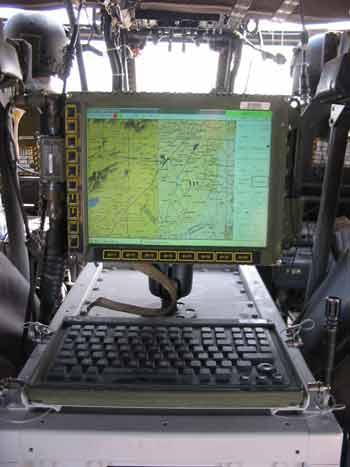 Björn Hagberg 26 (44) FIGUR 4. visar en FBCB2-terminal monterad i en amerikansk helikopter.