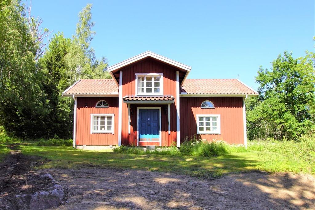 Gård med fiskerätt i sjön Skagern Gård med anor från 1600-talet och belägen med högt och fint läge cirka 500 m från sjön Skagerns södra strand. Gångavstånd till allmän badplats.