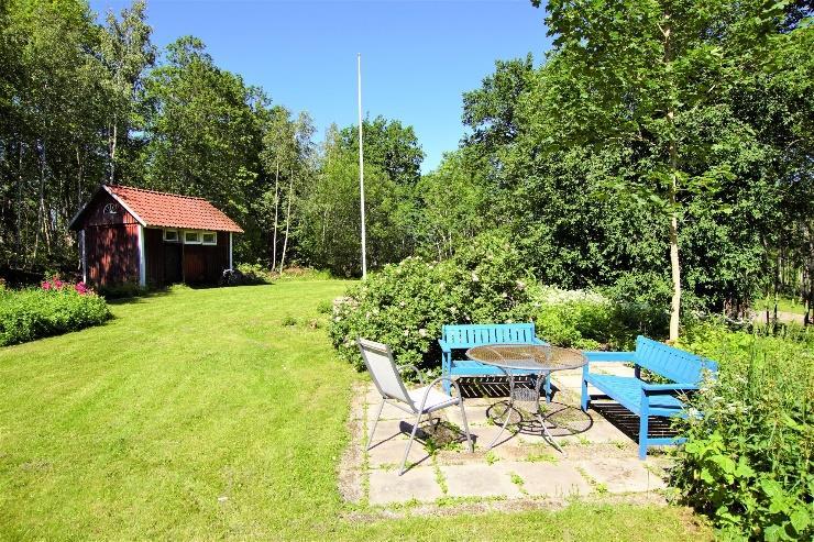 Oinredd vindsvåning om 40 kvm (uppgiven och mätt av fastighetsägaren). Stomme och fasad av trä, tvåglasfönster samt takbeklädnad med betongpannor. Grund: torpargrund.