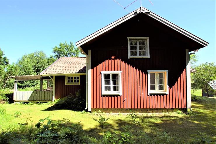 Driftskostnader för bostaden (uppskattad enligt ägarens nuvarande användning, fritidsboende), är ca 11 200 kr/år, varav el ca 6 800 kr, sotning 600 kr (uppskattad kostnad), soptömning 780 kr,