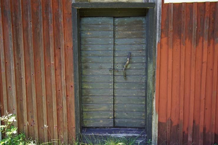 Delar av ladugårdsbyggnaden är ombyggd till ett traktorgarage och två