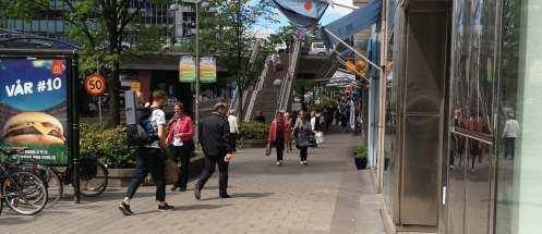 INSIKT: BARRIÄR MELLAN BYGGNAD OCH GATULIV 18 Man vet ju inte vad som händer därinne, där bakom fönstren CITAT FRÅN MEDBORGARE OBSERVATION Byggnaden bjuder inte in - Medborgaren stängs ute, dels av