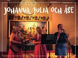 Augusti On 7 On 7 Sommartrion Johanna, Julia och Åse bjuder på stämsång i form av sommarens klassiska visor och poppiga och svängiga låtar.