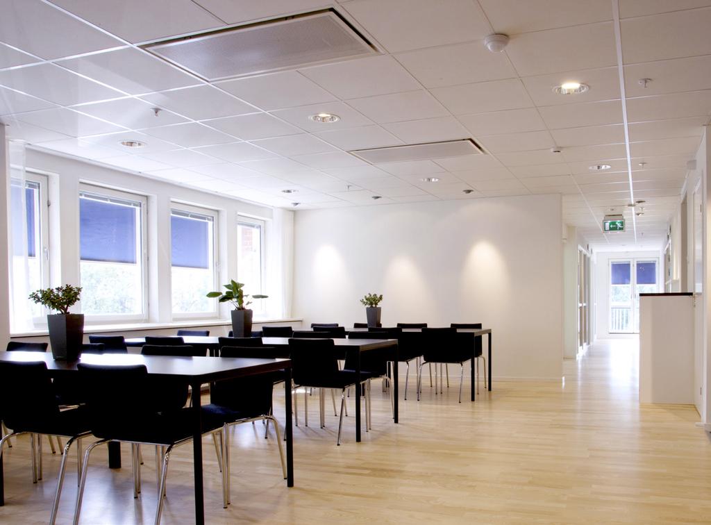 Kylbaffel för infällt montage Funktion är en induktionsapparat för tilluft, kylning och värmning, anpassad för integrering i standard undertaksbärverk.