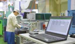 1 Förbättrar arbetseffektiviteten Tryck på knappen för att mata in data En smart fabrik-implementering är avsedd att förbättra arbetseffektiviteten genom inkludering av elektronisk datainsamling.