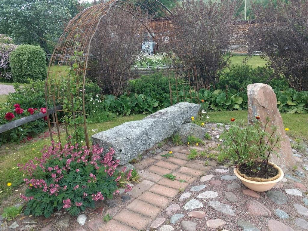 Dingtuna Hafsblad Årgång 20 nr 4, juli och augusti 2019 sida 14 Bullsta Vävstugas hemliga resa 18 19 juni 2019 Vi var 29 stycken hantverksglada mogna tjejer som med vår eminenta reseledare Laila