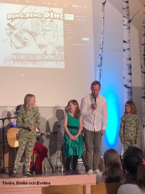 Sketcherna varvades med musik och uppträdande av lokala talanger dans av flickorna Tindra Emilia och Evelina samt musikaliska inslag av Sören F. Fritte, Berthold B. och Alf O.