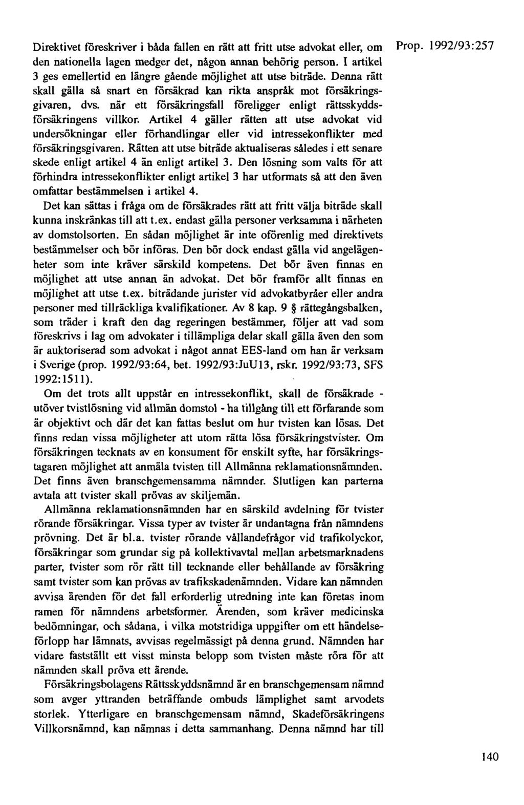 Direktivet föreskriver i båda fallen en rätt att fritt utse advokat eller, om Prop. 1992/93 :257 den nationella lagen medger det, någon annan behörig person.