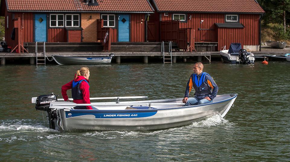 Standardutrustning Targabåge Automatiska trimplan Zipwake Hydraulstyrning Vindrutetorkare Dynsats (akter) LED-lanternor Uttag Elektrisk-/Handlänspump Stolskydd Räddningsstege Självläns Bottenmålning