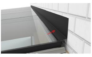 Vid delat Lägg på byggtejp 100 mm på glastaket längs med hela glastak kan det ofta vara praktiskt att börja med det övre taket. OBS! Rengör glaset.