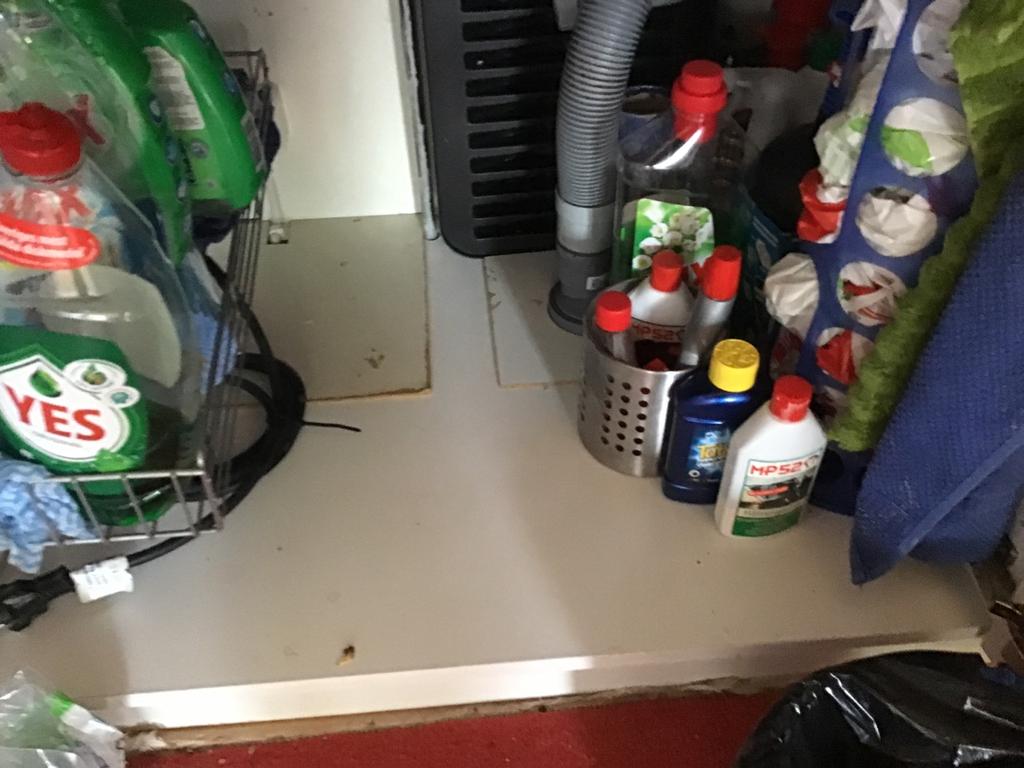 Hall --- Kök Skvallerskydd i vaskskåp saknas Skvallerskydd