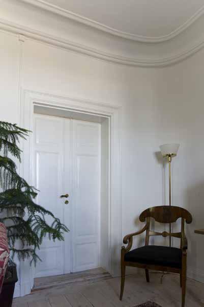 RUM MED RUNDADE HÖRN OCH BREDA HÅLKÄL MED PROFILERADE STUCKLISTER MOT VÄGG OCH TAK. PARDÖRR MED FYLLNINGAR FRÅN 1800-TALET. FOTO: J.