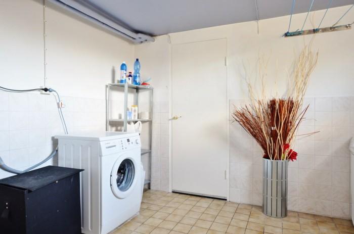 Tvättstuga Halvkaklade väggar och klinkergolv. Utrustat med tvättmaskin (fr 2011) och torktumlare.