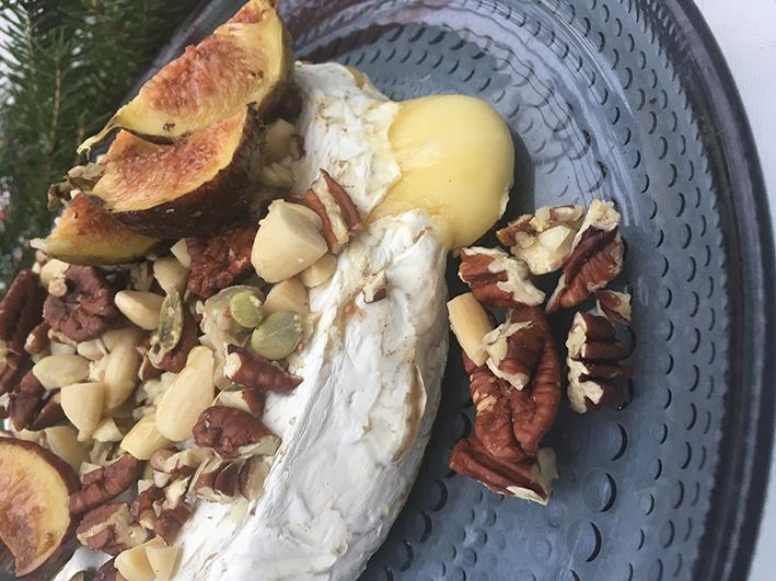 Ungsbakad brie med nötter Så enkelt, så gott och så lyxigt! Ost är för mig en viktig del på mitt julbord. Den här efterrätten är så löjligt enkel att göra. Mixa med dina favoritnötter!