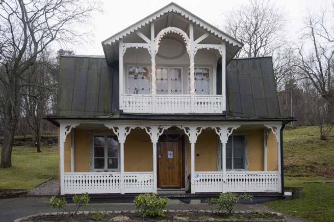 ANNEXETS GÅRDSFASAD MED VERANDANS KONTURSÅGADE SNICKERIER OCH FÄRGADE GLASRUTOR. FOTO J. MALMBERG. planlösningen och rumsfunktionerna typiska för tiden.