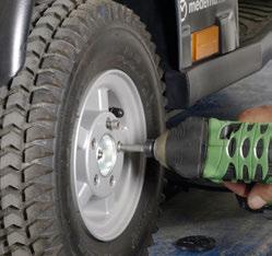 Byte av hjul Följ nedanstående anvisningar vid punktering på ett av de luftfyllda hjulen eller om ett däck är så pass slitet att det ska bytas ut.