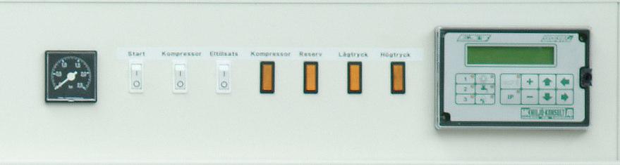 Manöverpanel På manöverpanelen finns en manometer för drifttrycket i kollektorn, brytare för start, kompressor och el-tillsats, varningslampor för kompressorn och tryckvakten samt reglercentralen.