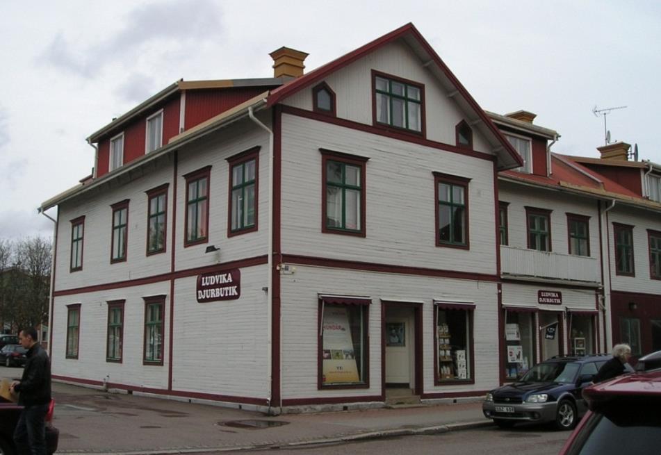 Gamla Folkets hus Karaktäristiskt är träfasaden, med dess liggande gråmålade panel med indelningar i engelskt rött