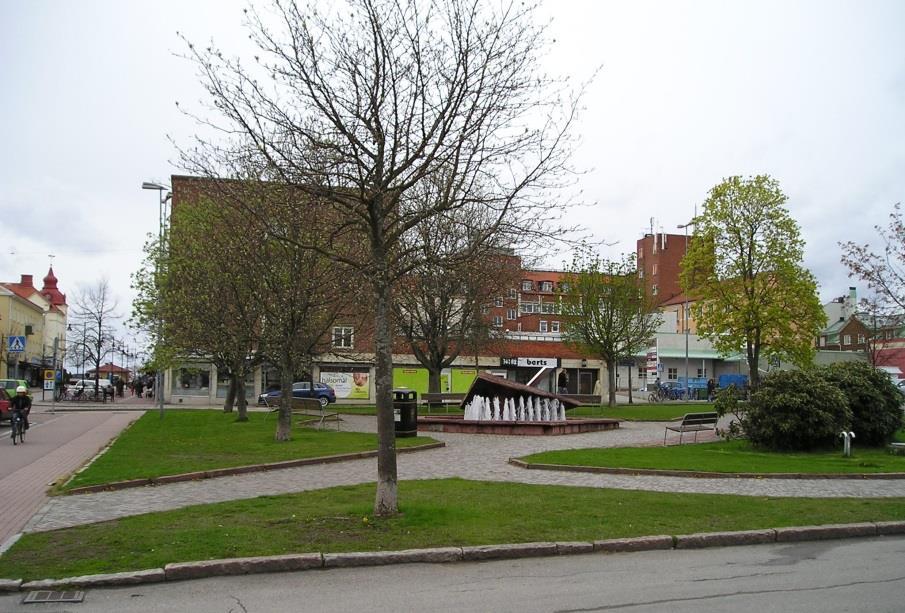 Källparken I hörnet Skolgatan-Engelbrektsgatan finns en gräsyta som blir park i den nya detaljplanen. Här har tidigare funnits stora björkar.