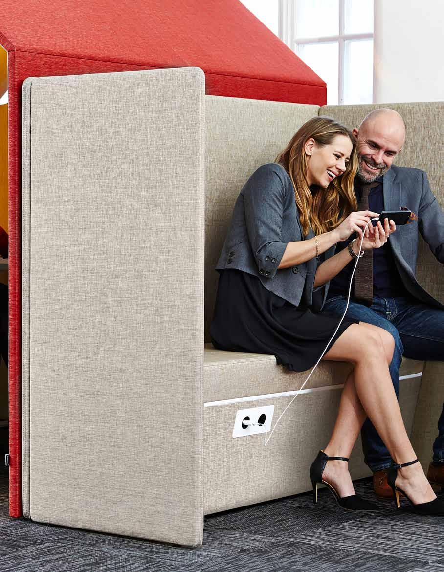 SOFA SOUND BOOTH Sofa Sound Booth är en soffa utformad i ScreenIT-stil som kombinerar en bekväm sittplats med en skyddad miljö. En plats att träffas eller luta sig tillbaka vid.