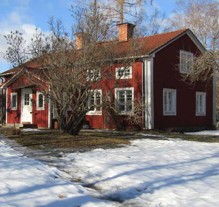 HÄSTGÅRD/LANTGÅRD 7 MIN FRÅN CENTRUM Mindre gård med hemtrevlig Mangårdsbyggnad, ekonomibyggnader, lösdriftstall för fem hästar, jordkällare. Gården ligger i byn Pershyttan, en by med bykänsla.
