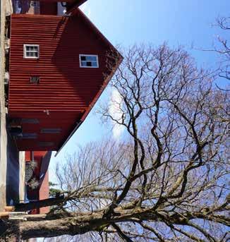 EKONOMIBYGGNADER VEDBOD/GARAGE/FÖRRÅD Byggt i lösvirke, timmer, plåttak. Förråd på övervåning, Byggnaden har egen jordfelsbrytare.