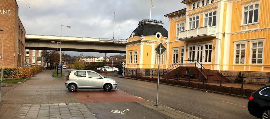 I anslutning till hållplatsen finns ett övergångställe med mittrefug och vid huvudentrén till området