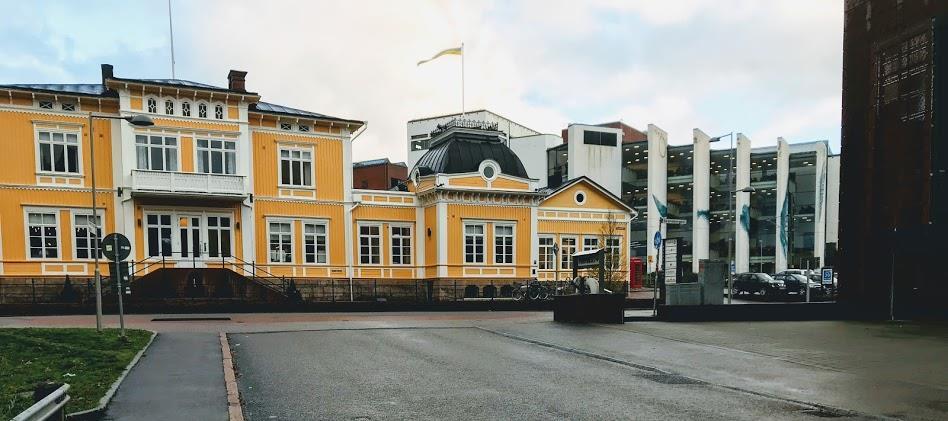 Korsningen Viskastrandsgatan/Skaraborgsvägen har en genomgående upphöjd gång- och cykelpassage.