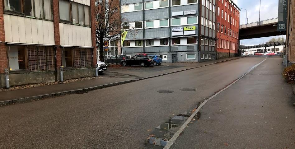 Figur 6 Viskastrandsgatan mot norr Vändplanen vid gymnasiet är en öppen yta