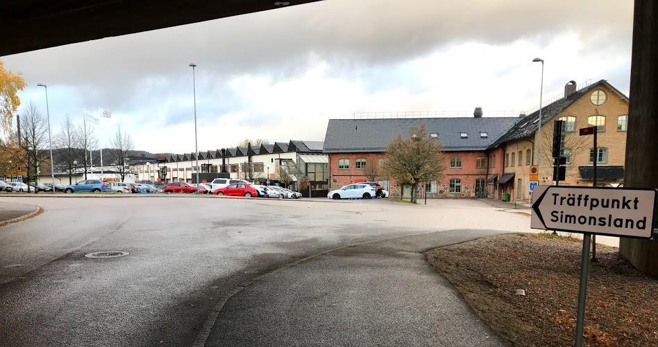Figur 8 Viskastrandsgatan mot norr, vändplanen till höger, otydligt hur oskyddade trafikanter ska röra sig Kollektivtrafik Inom mindre än 100 meters avstånd från Texilhögskolans huvudentré ligger