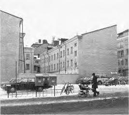 Vid detta tillfälle tillkom också den trevåniga magasinsbyggnaden (fig 5-7). Figur 5. Fasad och sektion på magasinsbyggnaden på gården bakom rådhuset.