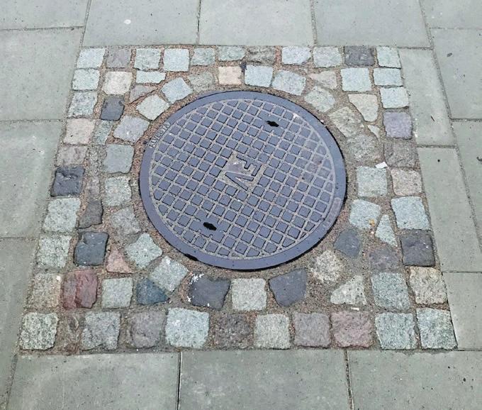 PRINCIPER FÖR STADSKÄRNAN OCH CENTRALA LANDSKRONA I centrala staden används främst tegel, klinker samt granit och betong som markmaterial på trottoarer, platser och torg. TÄNK PÅ!