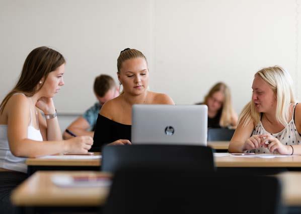 poängplan Ekonomi gymnasiegemensamt 1250 Engelska 5 100 Engelska 6 100 Historia 1b 100 Idrott och hälsa 1 100 Matematik 1b 100 Matematik 2b 100 Naturkunskap 1b 100 Religionskunskap 1 50