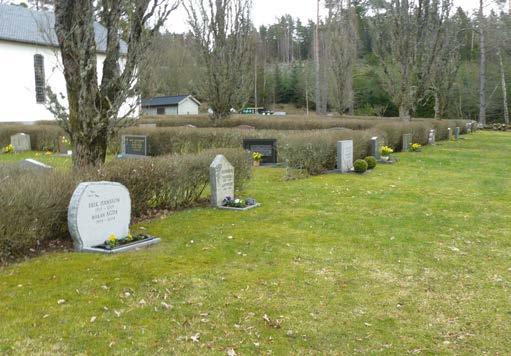 En trädkrans inramar kyrkogården. Grindar finns från parkeringen i söder, från vaktmästeriet i öster och i sydöstra delen. Från grindarna i söder och öster leder grusgångar fram till kyrkan.